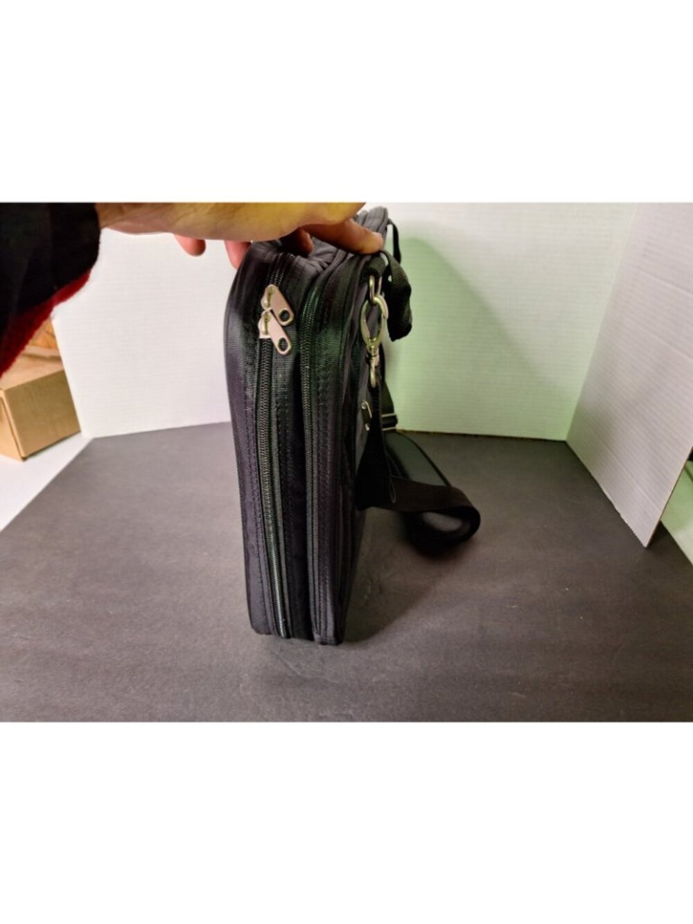 SIMPLY PORTABLE 40 CLASSIC LAPTOP CASE, 15-3/4 X 3-1/2 X 12-1/2, - Picture 7 of 9